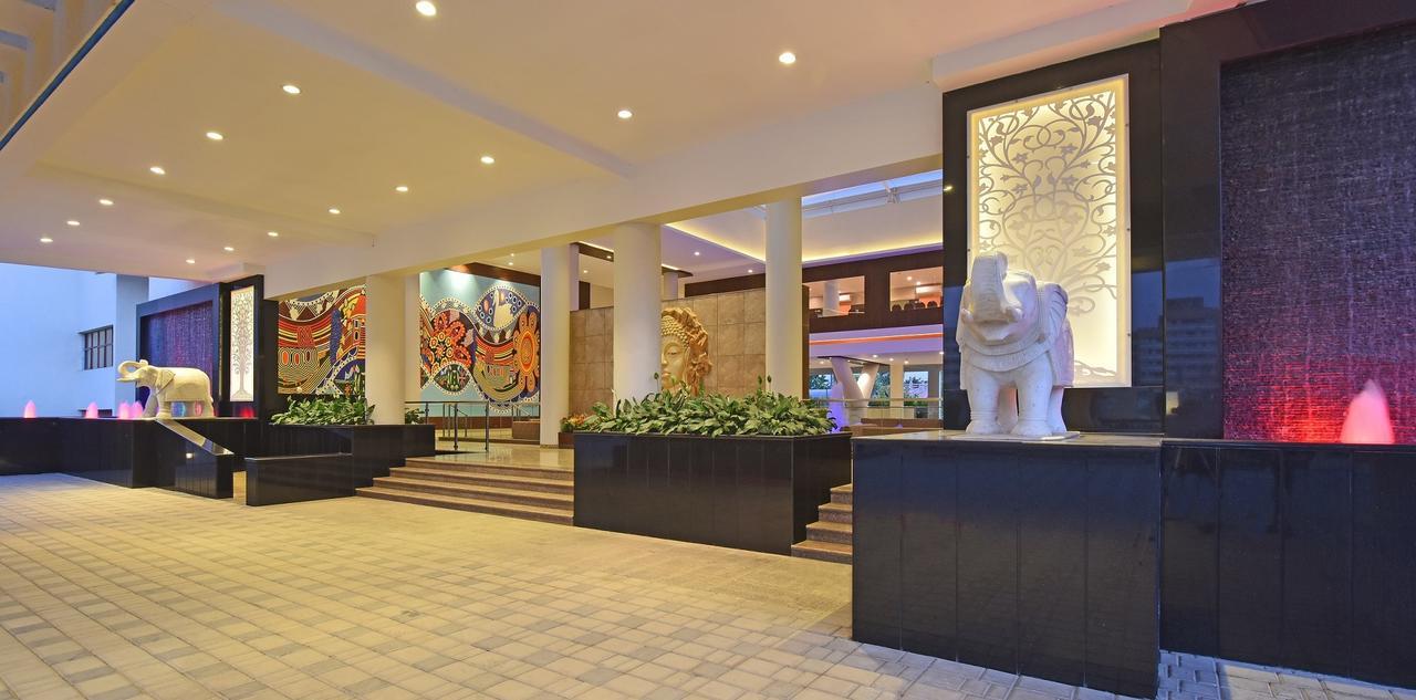 Club One Hotel Manor Exterior photo