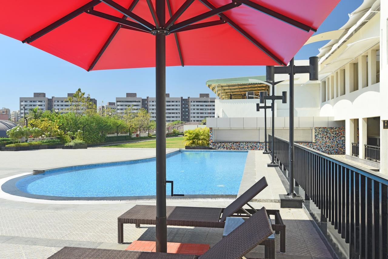 Club One Hotel Manor Exterior photo