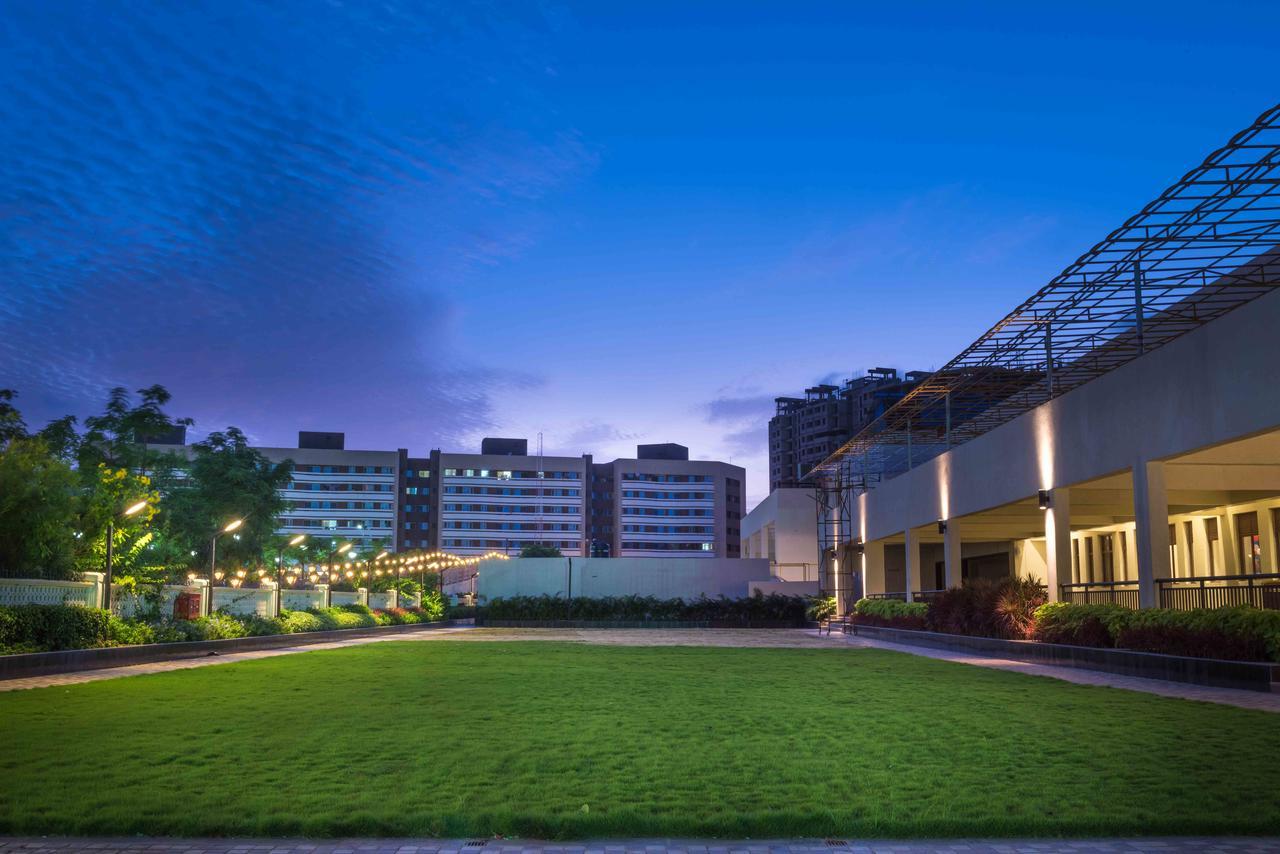 Club One Hotel Manor Exterior photo